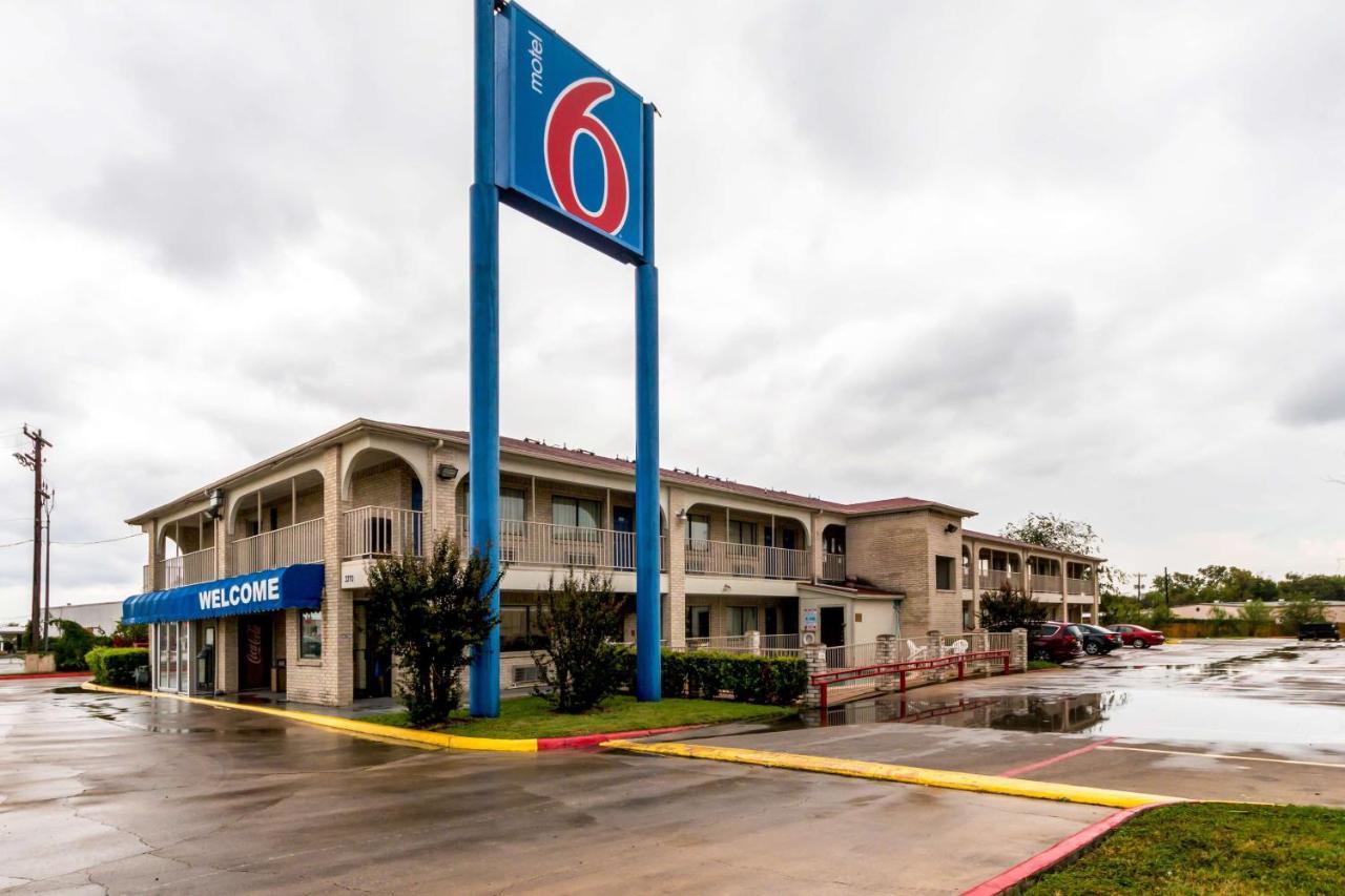 Hotel 6 San Antonio, Tx - Frost Bank Center