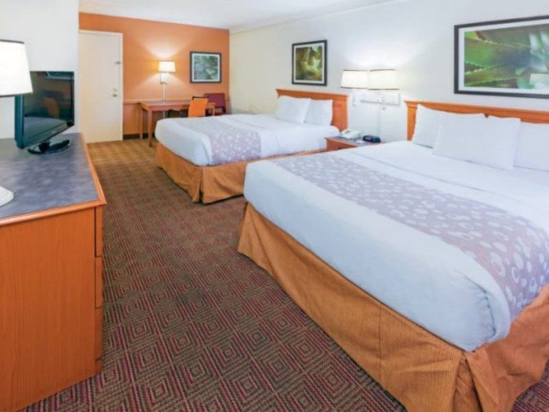 Super 8 By Wyndham Near Seaworld Ingram Park 3*