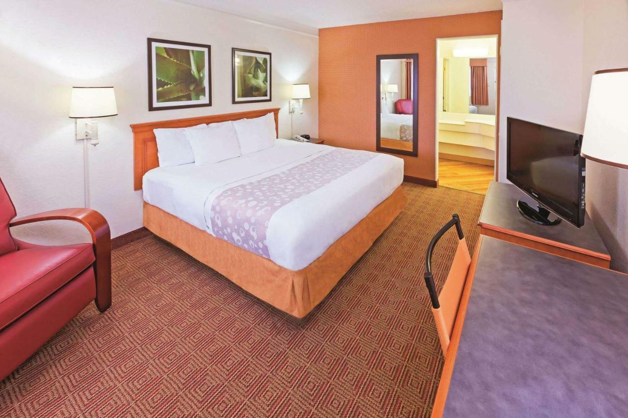 Hotel Super 8 By Wyndham Near Seaworld Ingram Park