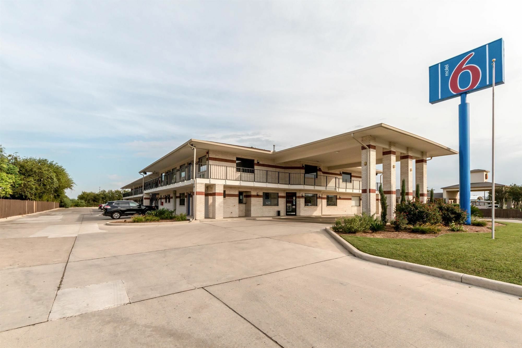 6-san Antonio, Tx - South Ww White Rd 2*