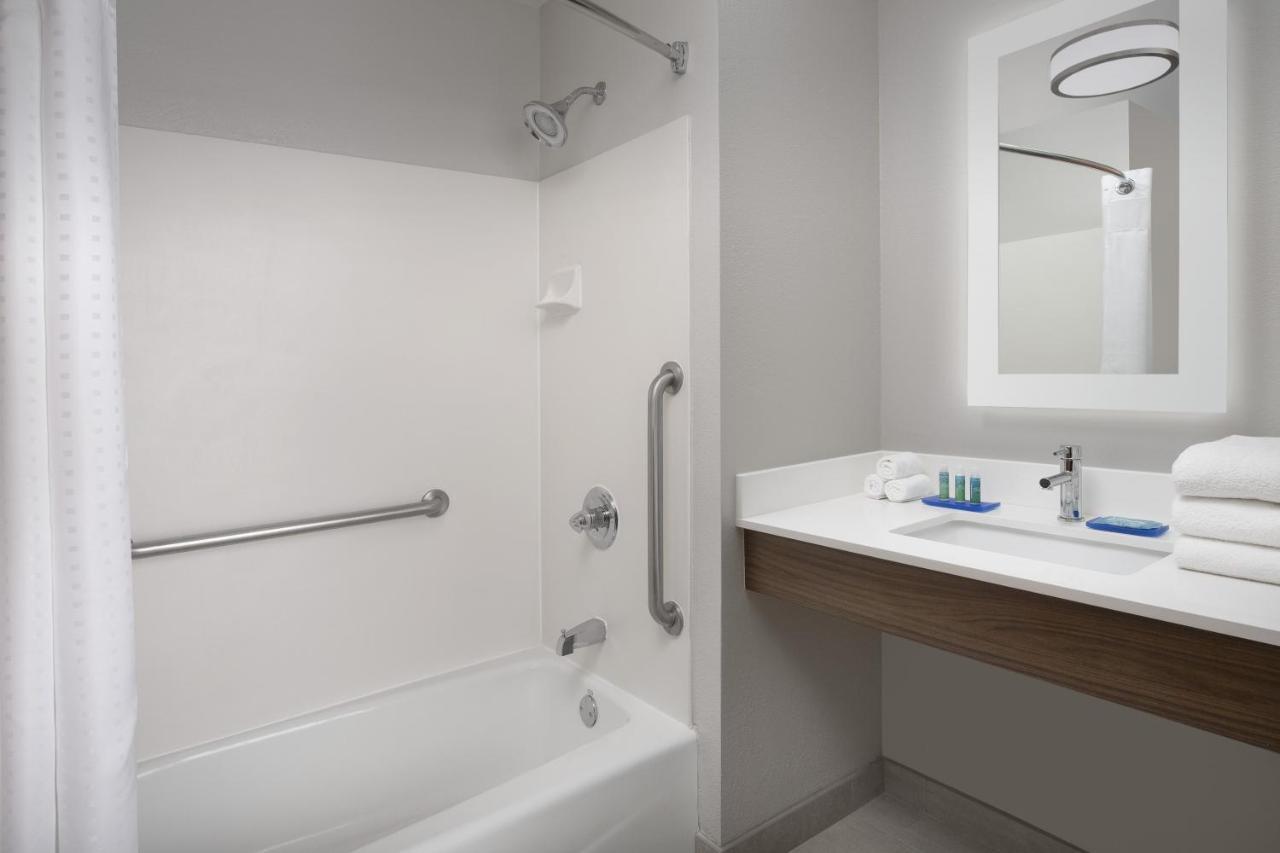 Hotel Express North Riverwalk Area By Ihg