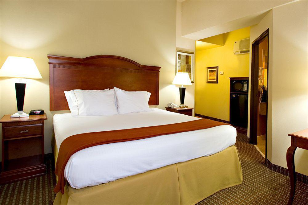Express North Riverwalk Area By Ihg Hotel
